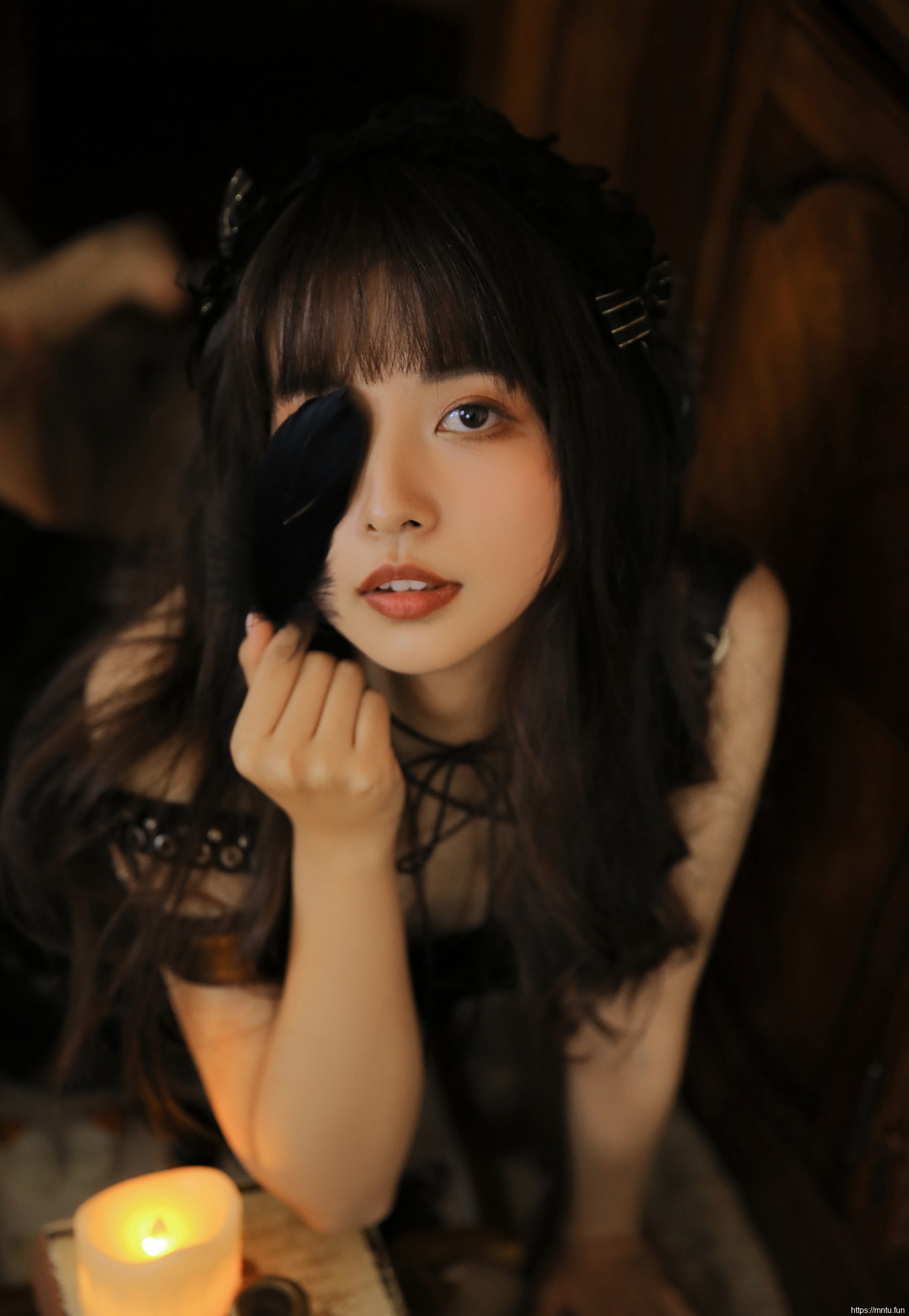 圆脸美女暗黑系美女艺术照片