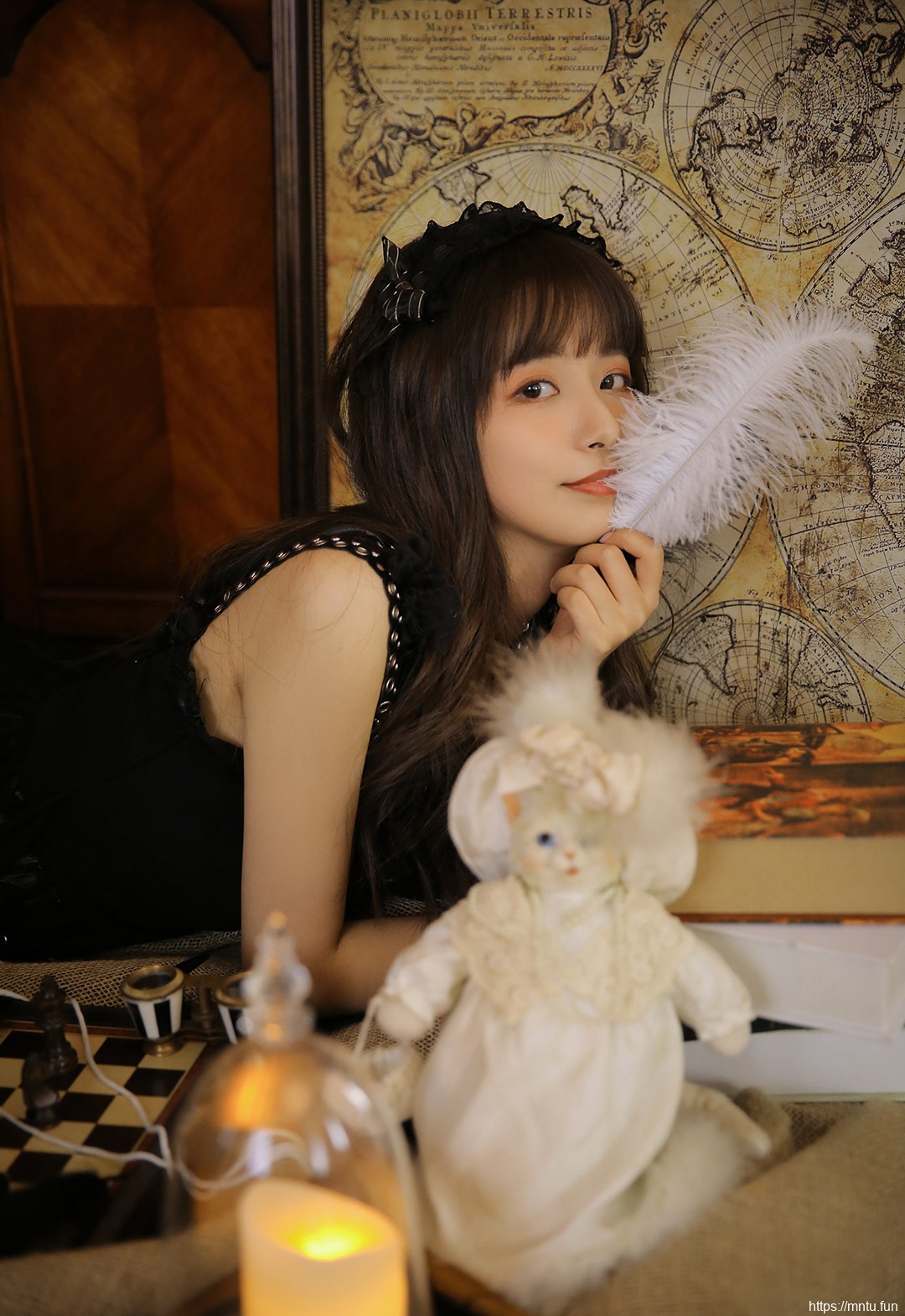 圆脸美女暗黑系美女艺术照片