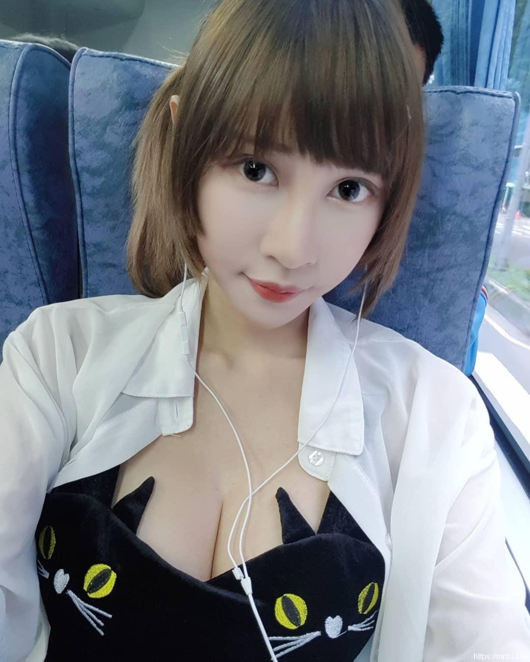 台班服cosplay湾人气Coser饿小璇E杯好身材波涛胸涌角色扮演美图