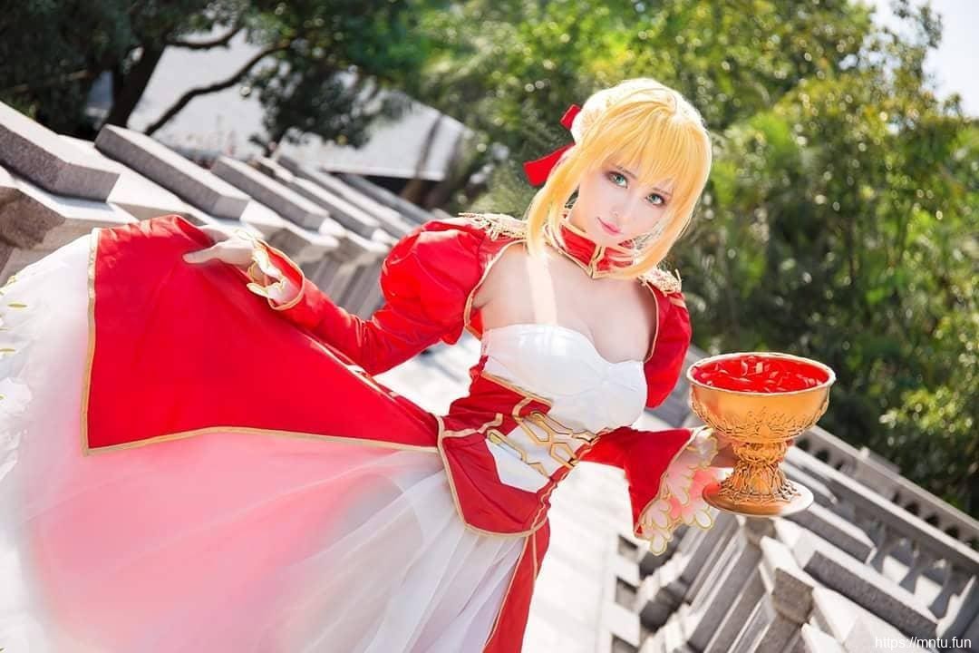 台班服cosplay湾人气Coser饿小璇E杯好身材波涛胸涌角色扮演美图