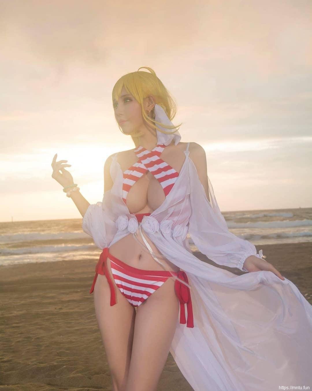 台班服cosplay湾人气Coser饿小璇E杯好身材波涛胸涌角色扮演美图