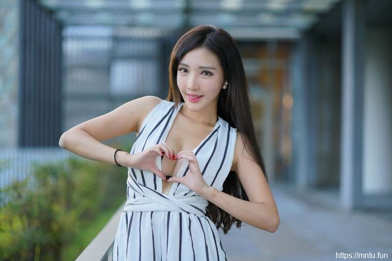 赵芸台中美術館性感街拍