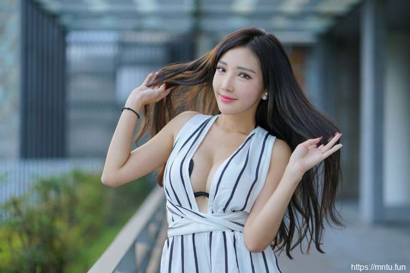 赵芸台中美術館性感街拍