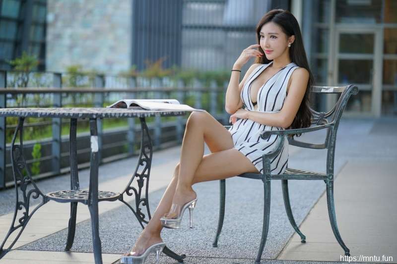 赵芸台中美術館性感街拍