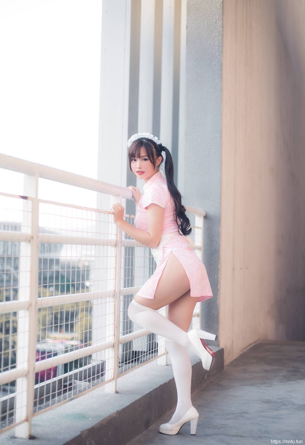 粉色旗袍美女爆乳事业线性感美女cos图片