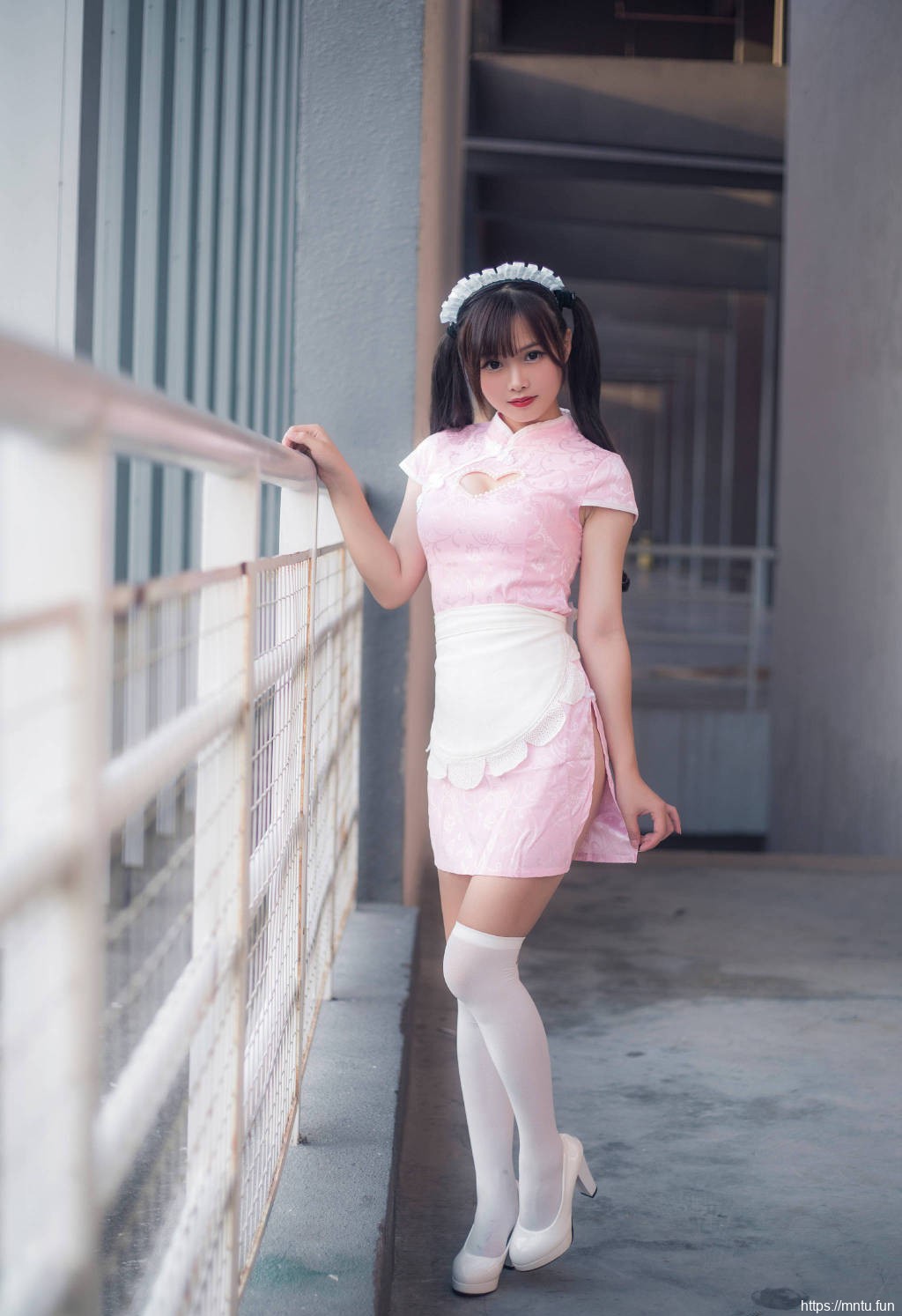 粉色旗袍美女爆乳事业线性感美女cos图片