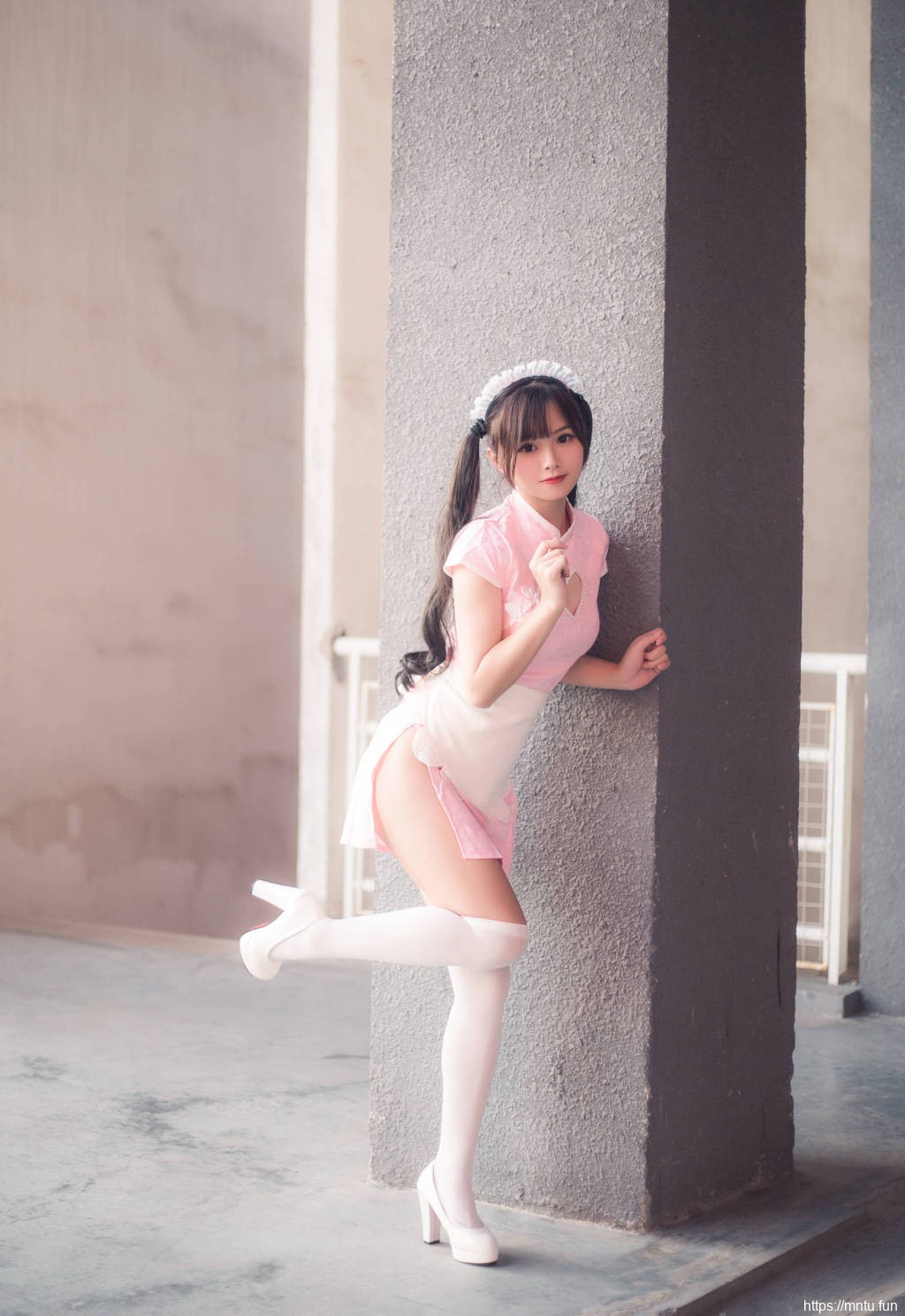 粉色旗袍美女爆乳事业线性感美女cos图片