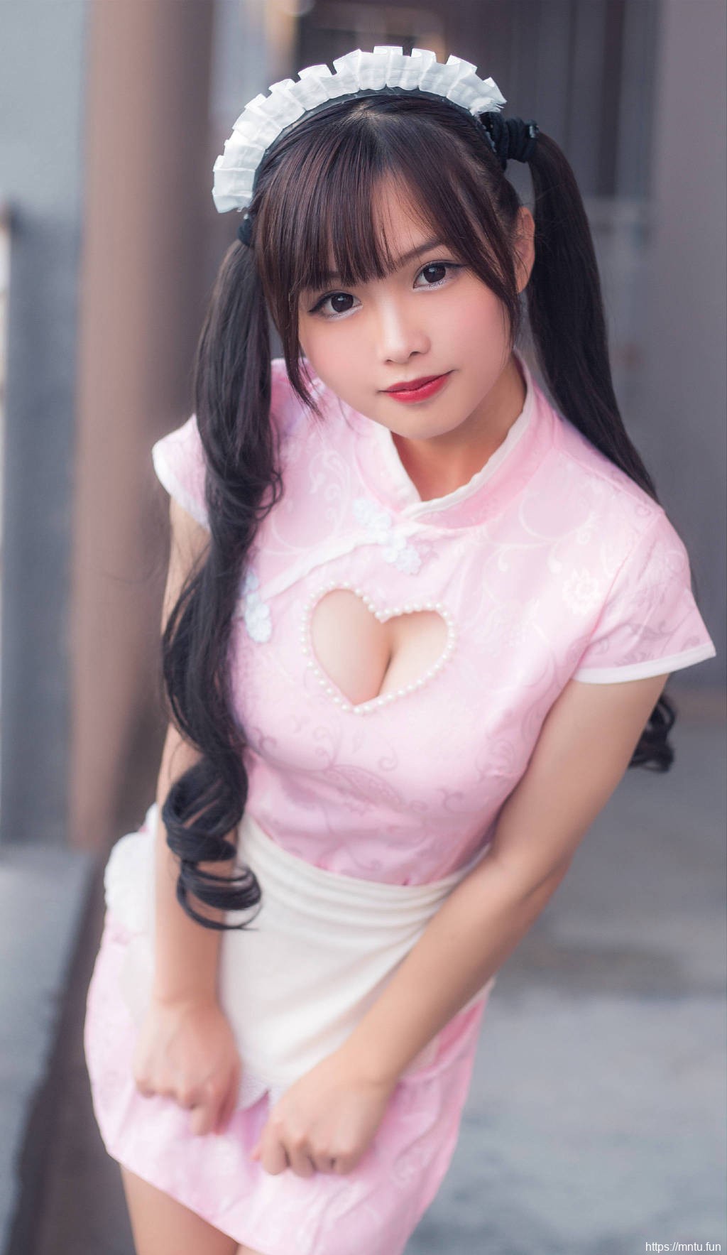 粉色旗袍美女爆乳事业线性感美女cos图片