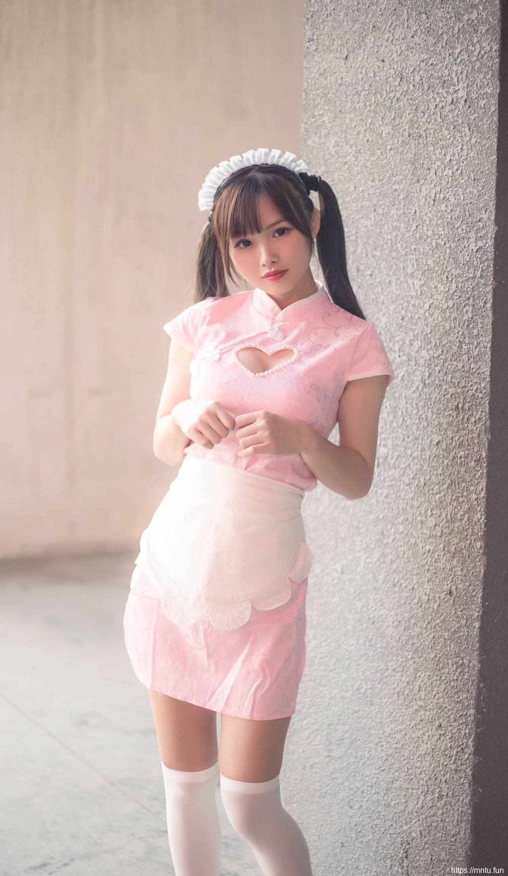 粉色旗袍美女爆乳事业线性感美女cos图片