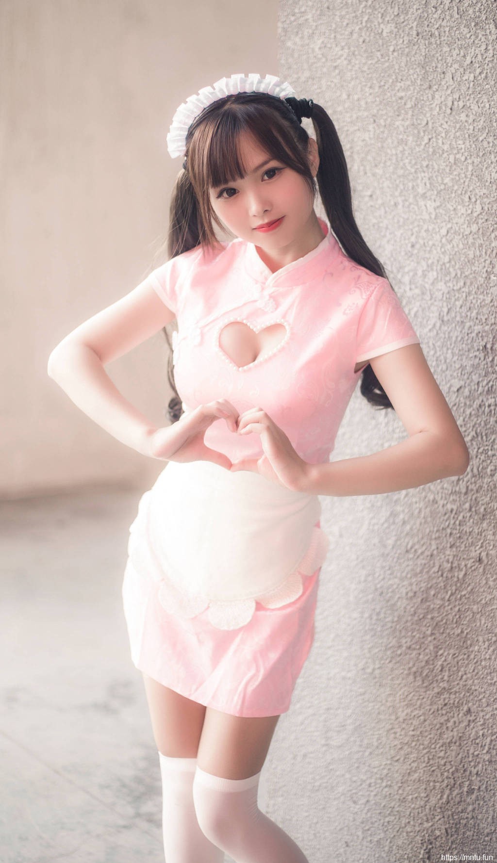 粉色旗袍美女爆乳事业线性感美女cos图片