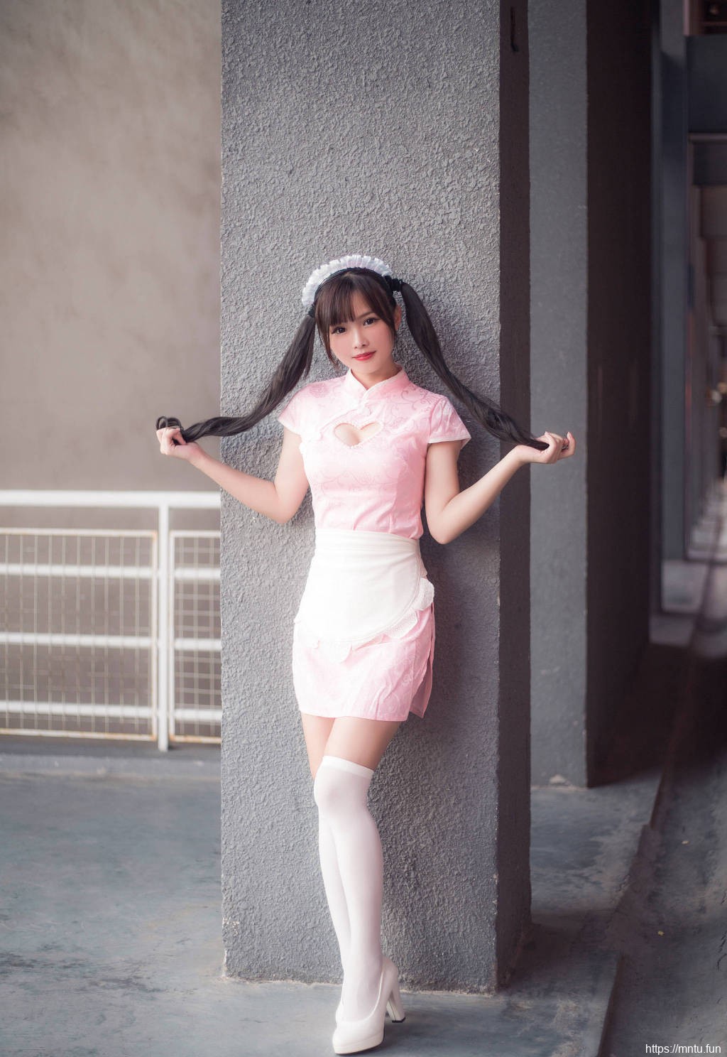 粉色旗袍美女爆乳事业线性感美女cos图片