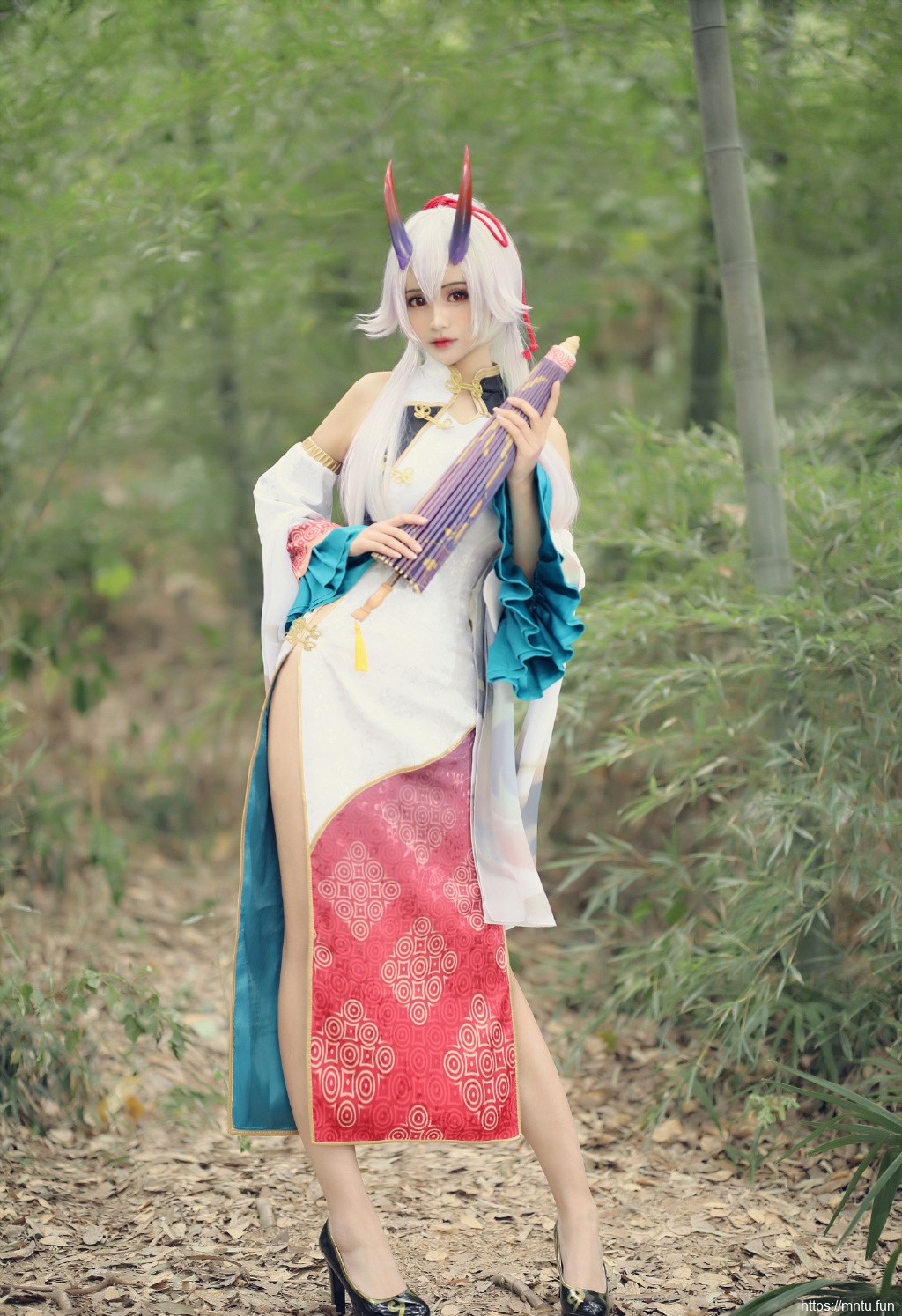 巴御前美女cos大胆户外旗袍美女写真