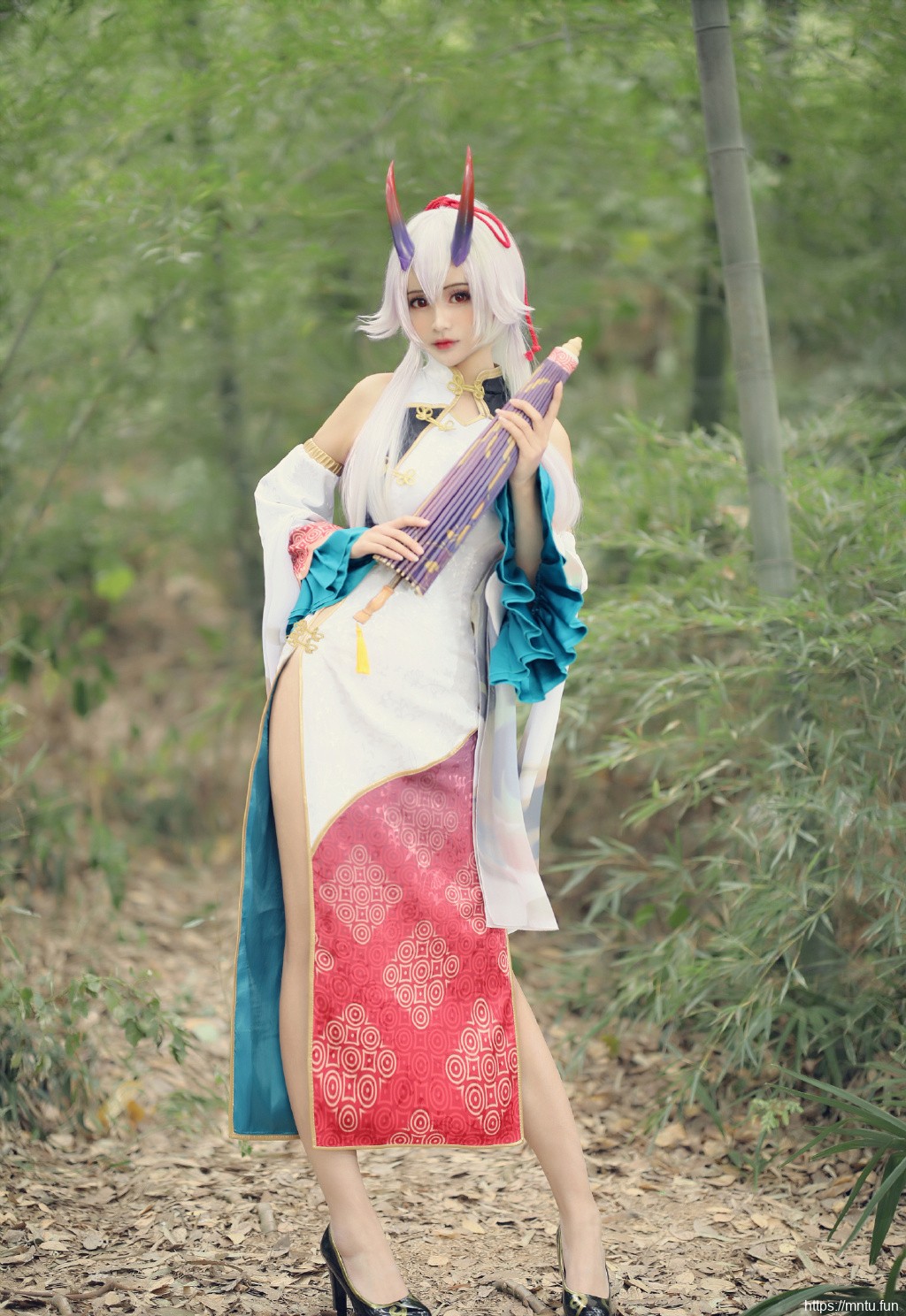 巴御前美女cos大胆户外旗袍美女写真