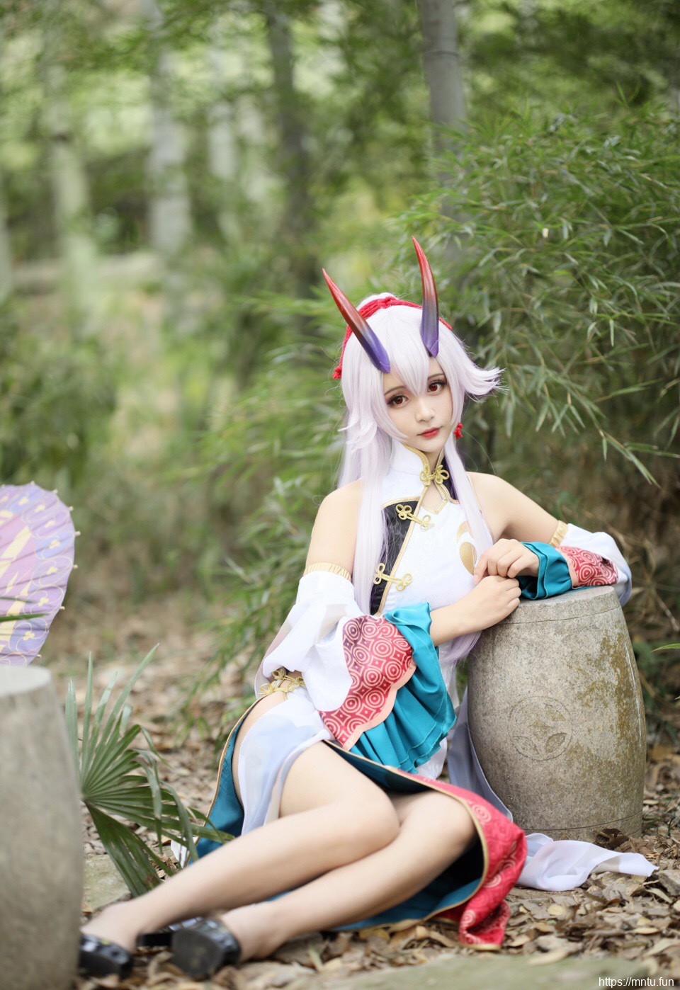 巴御前美女cos大胆户外旗袍美女写真