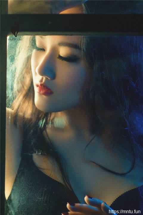 PartyCat轰趴猫 风骚翘臀丁字裤美女少妇魅惑写真图片