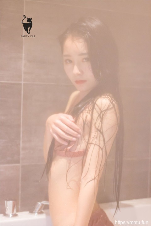 PartyCat轰趴猫 性感浴室美女火辣内衣湿身引诱写真图片