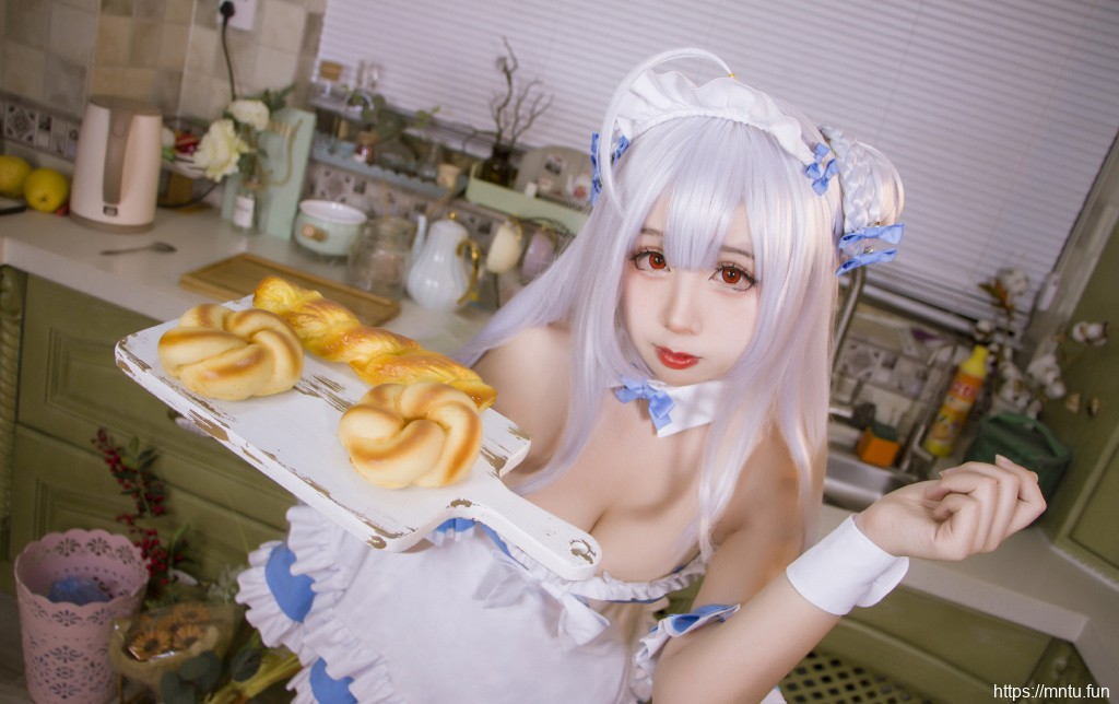 碧蓝航线cos性感丰满酥胸美女写真