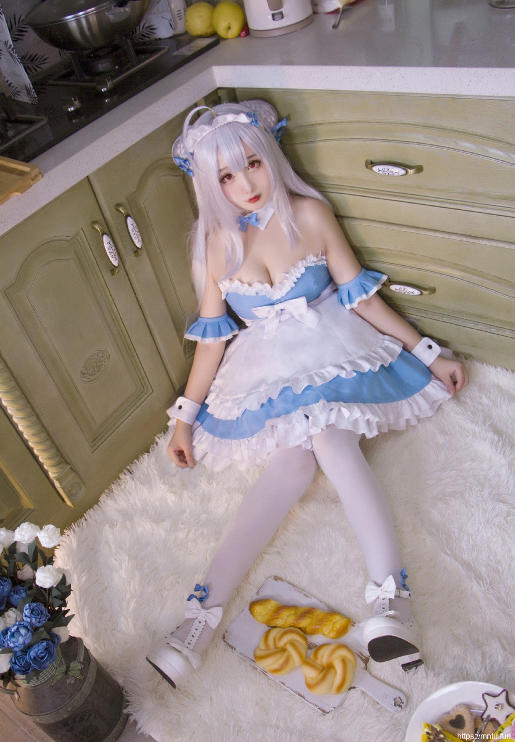 碧蓝航线cos性感丰满酥胸美女写真