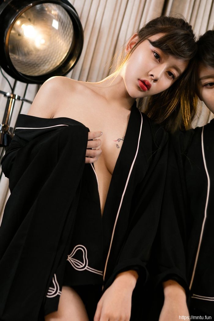 纹身艺宁mm曼妙身体私房照美臀霸屏