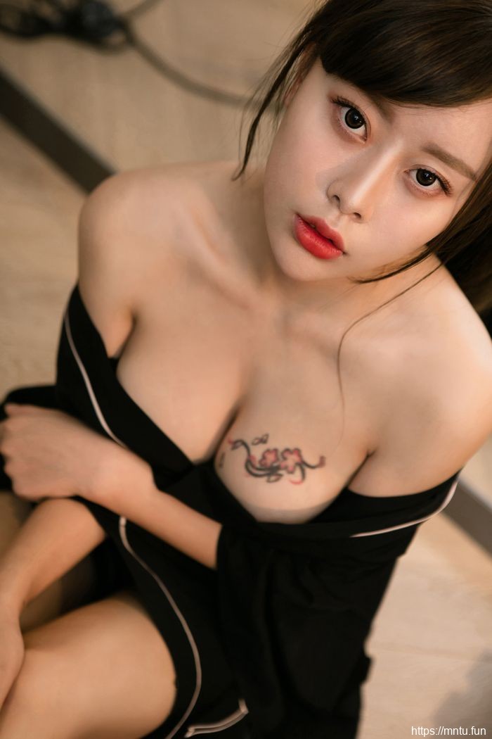 纹身艺宁mm曼妙身体私房照美臀霸屏