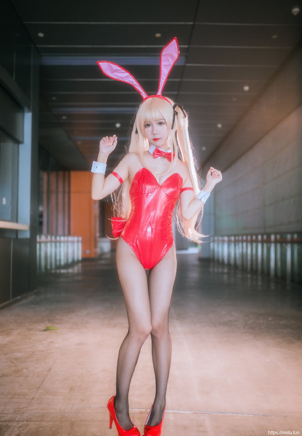 兔女郎美女裹胸黑丝长腿cos写真