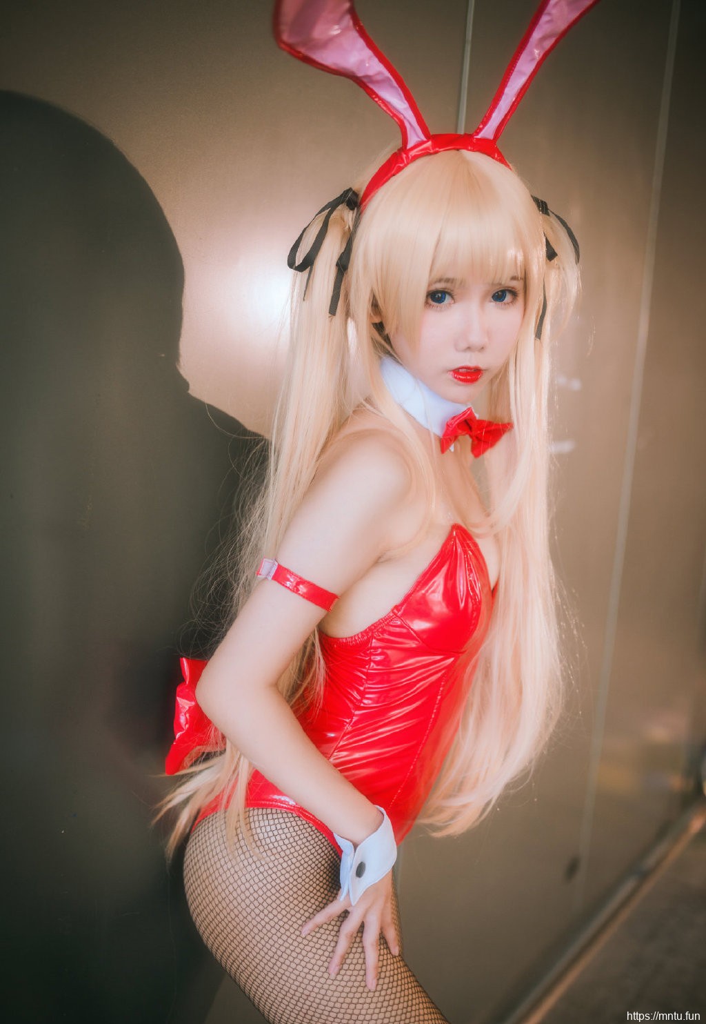 兔女郎美女裹胸黑丝长腿cos写真