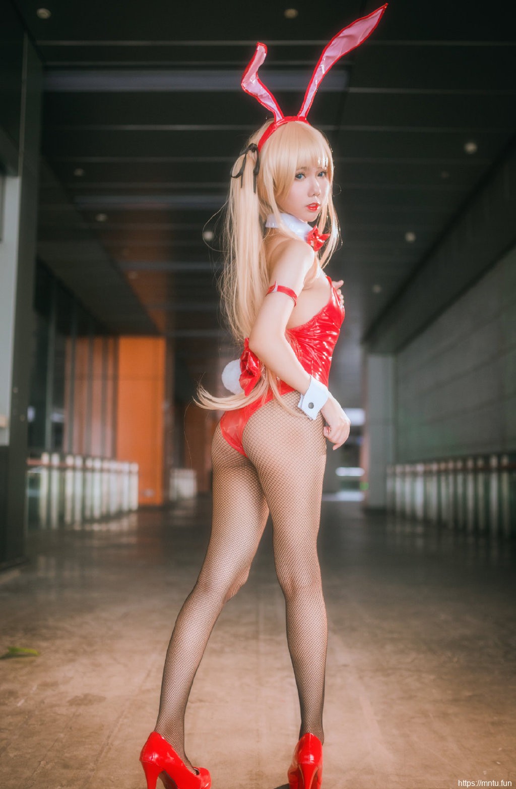 兔女郎美女裹胸黑丝长腿cos写真