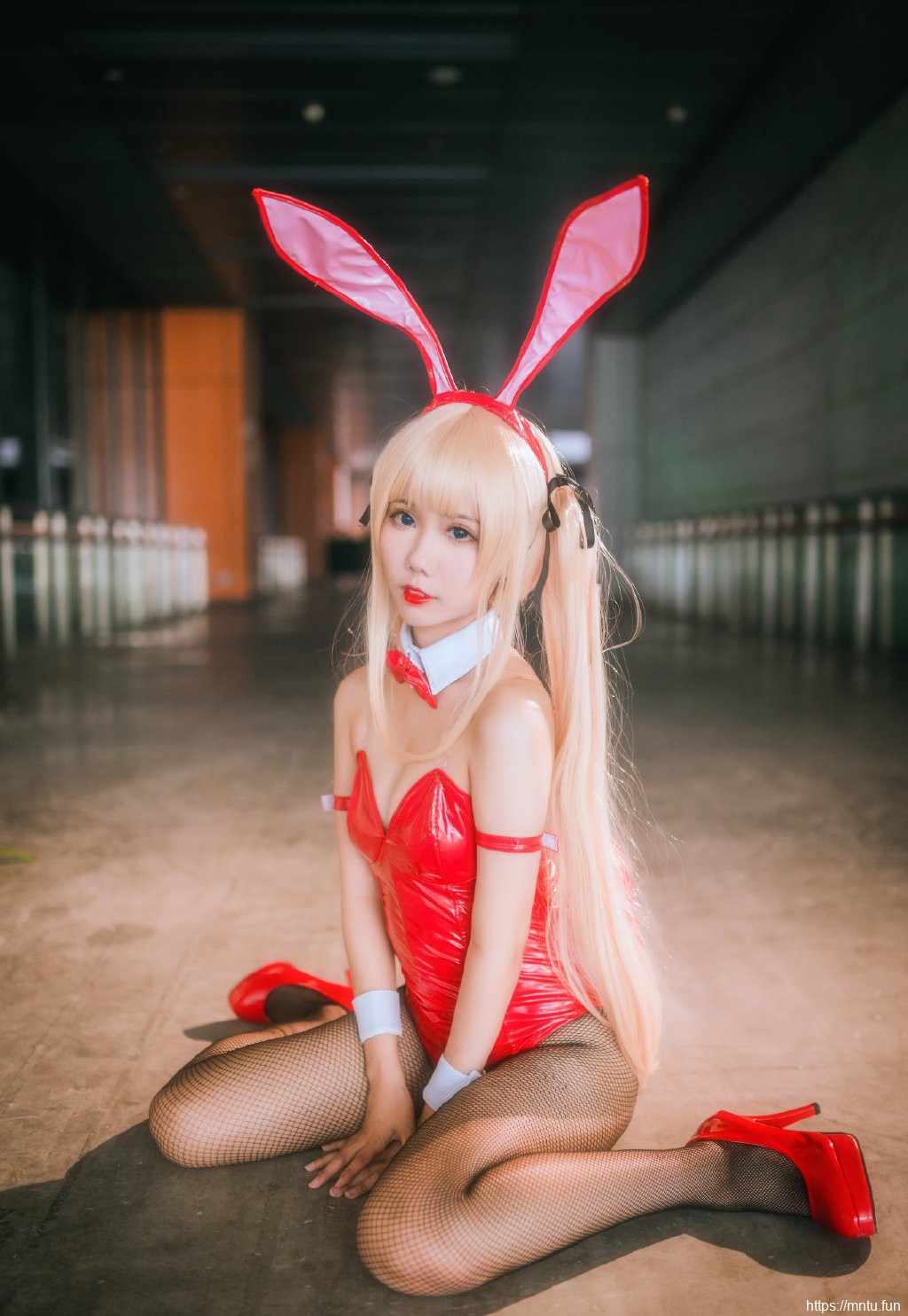 兔女郎美女裹胸黑丝长腿cos写真