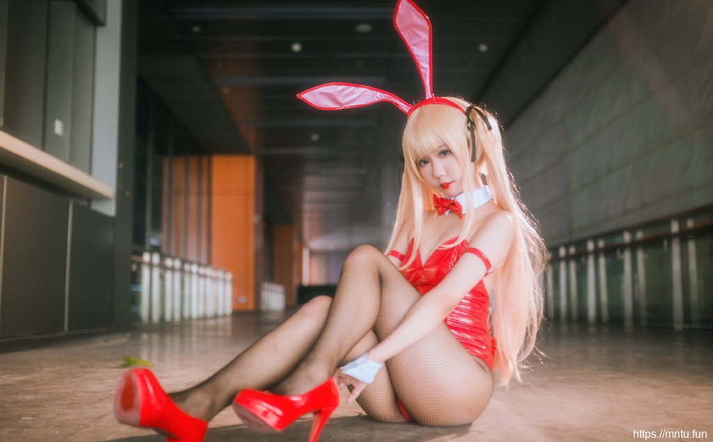 兔女郎美女裹胸黑丝长腿cos写真