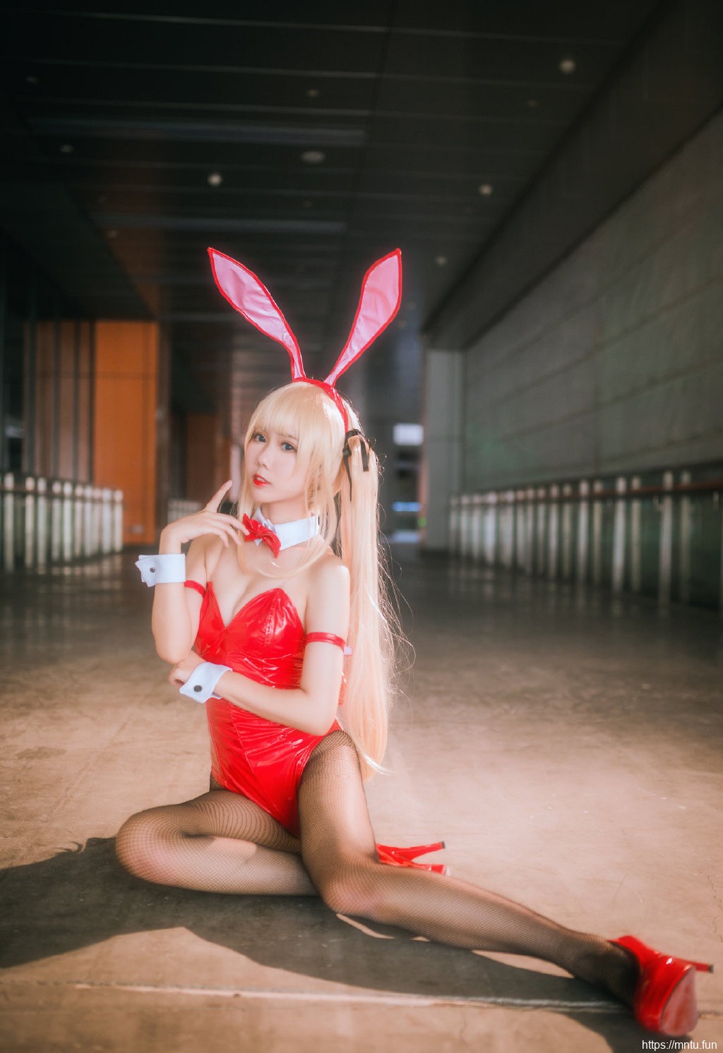 兔女郎美女裹胸黑丝长腿cos写真