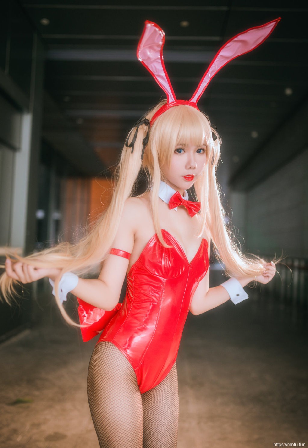 兔女郎美女裹胸黑丝长腿cos写真