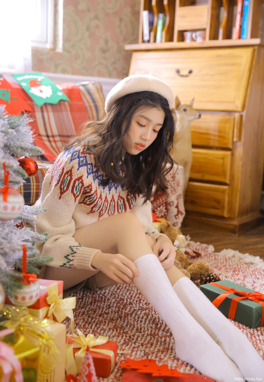 丝袜长腿美女圣诞主题摄影性感写真