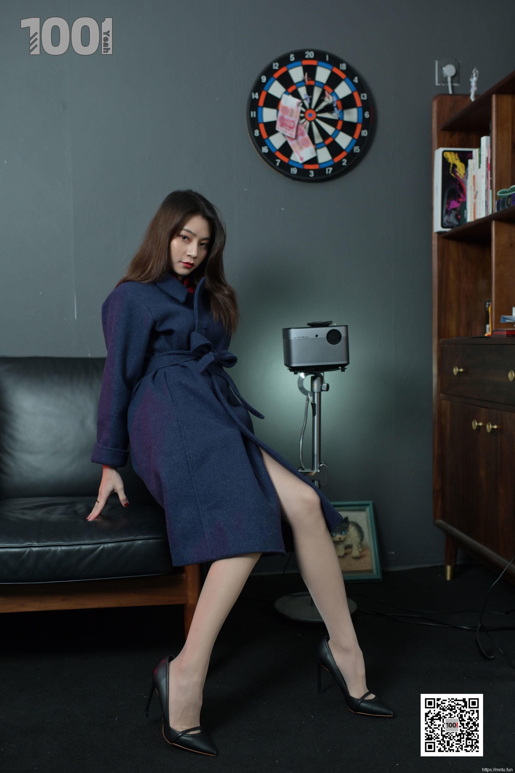 模特真真 《正月初一，拜大年。》 [IESS一千零一夜] 美腿丝足