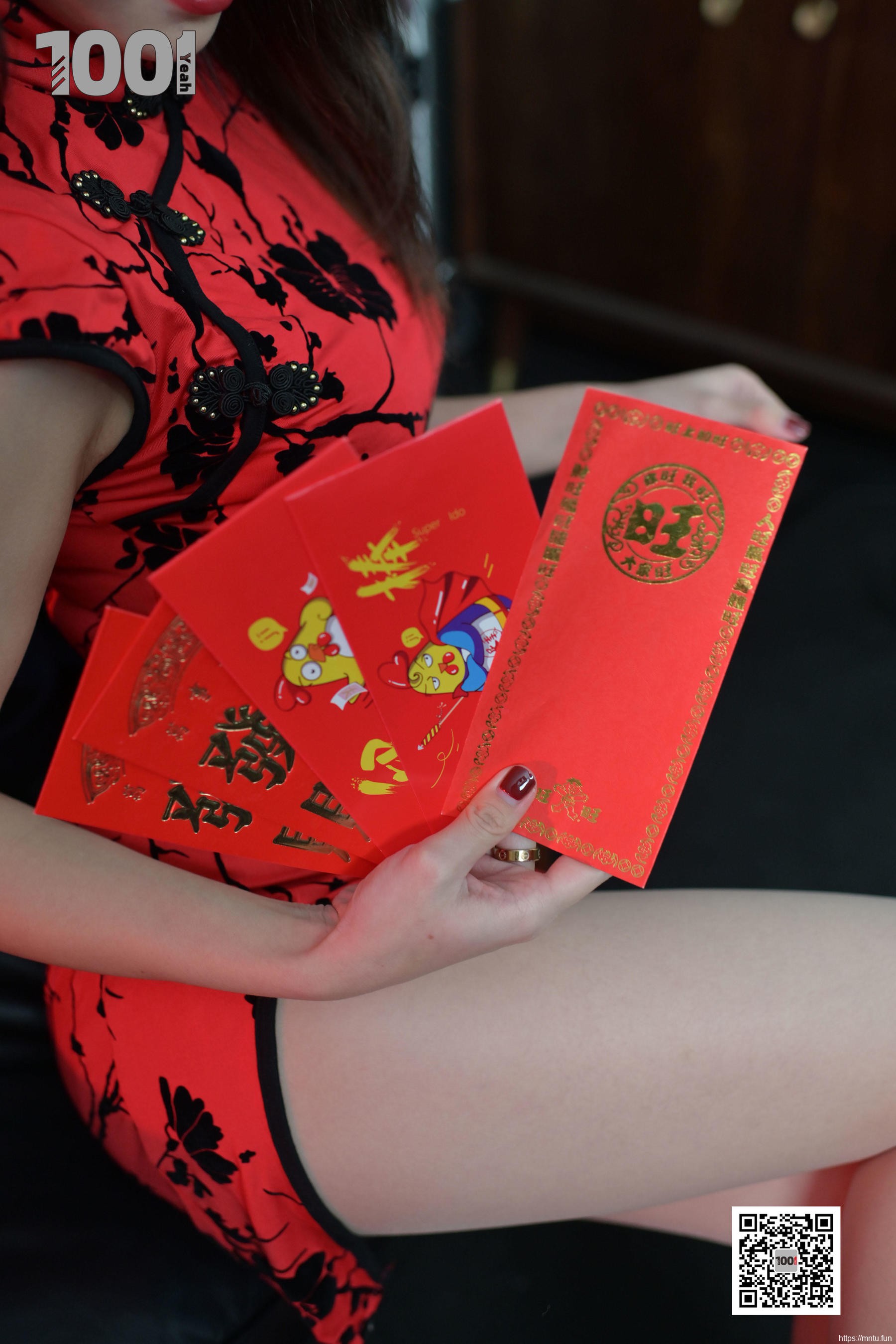 模特真真 《正月初一，拜大年。》 [IESS一千零一夜] 美腿丝足