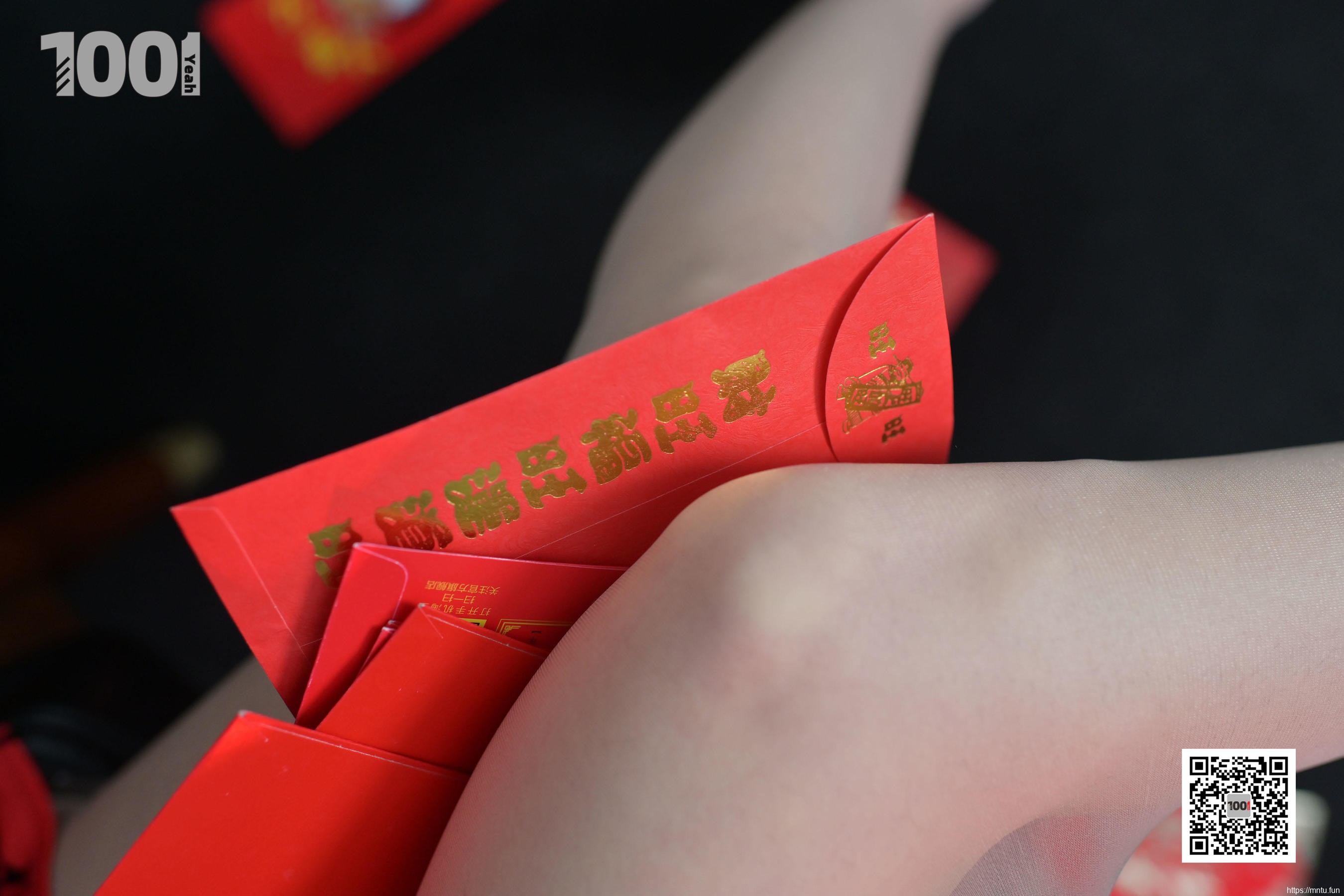 模特真真 《正月初一，拜大年。》 [IESS一千零一夜] 美腿丝足