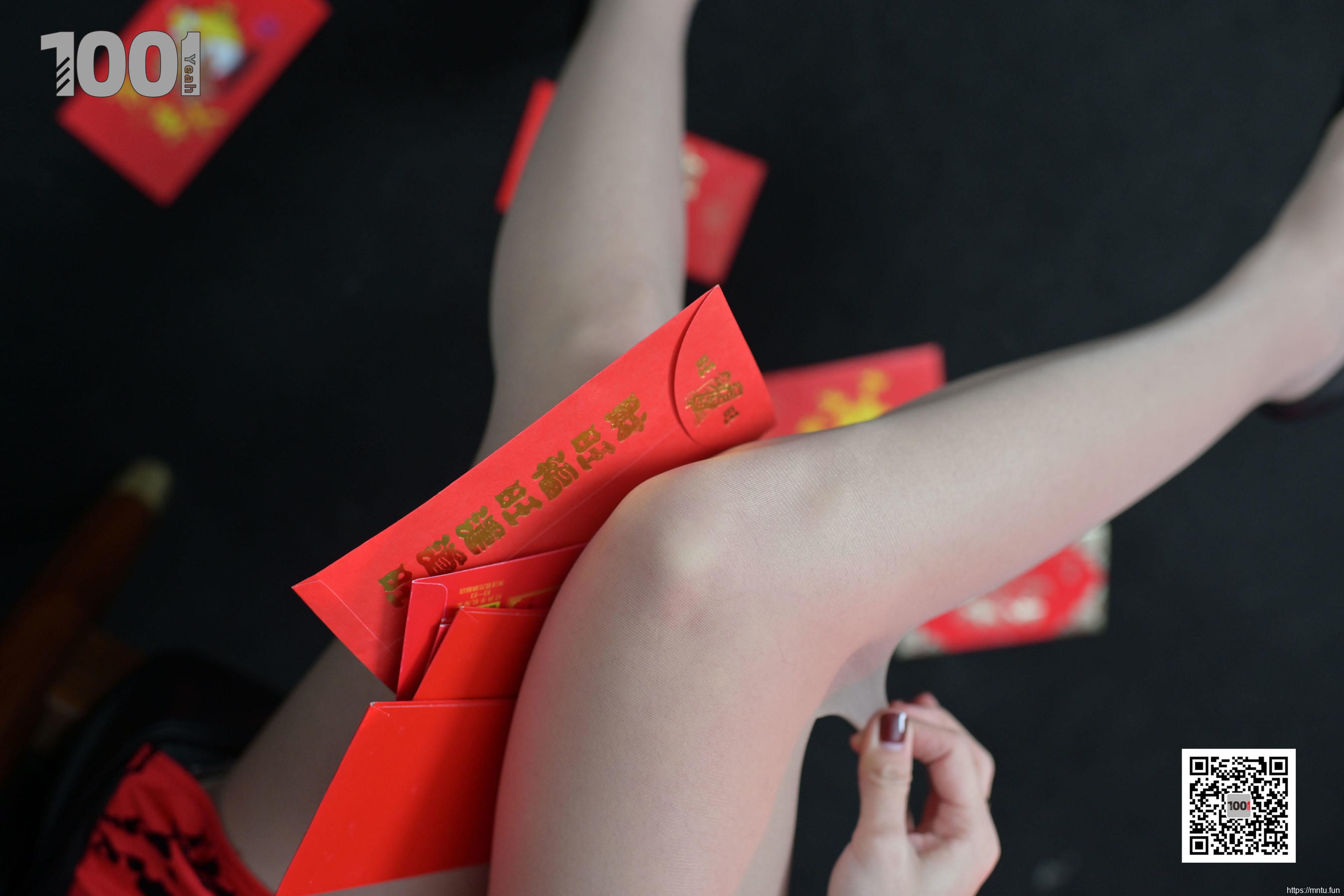 模特真真 《正月初一，拜大年。》 [IESS一千零一夜] 美腿丝足