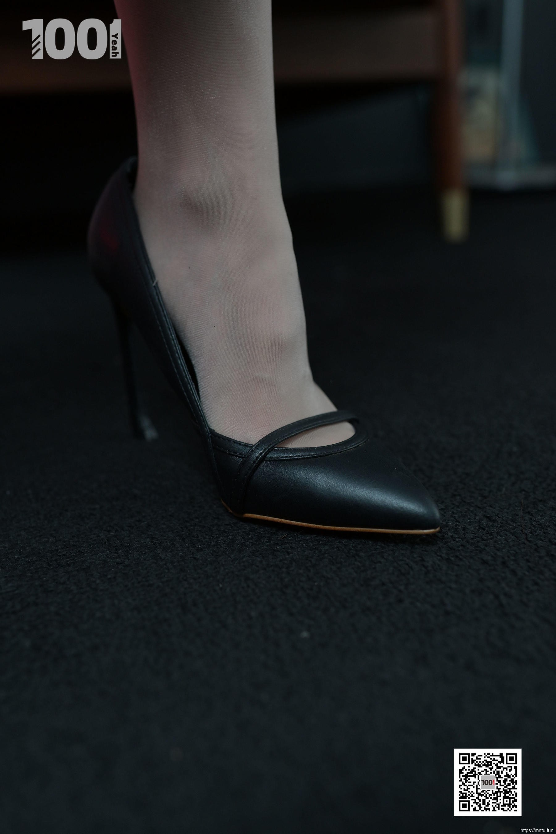 模特真真 《正月初一，拜大年。》 [IESS一千零一夜] 美腿丝足