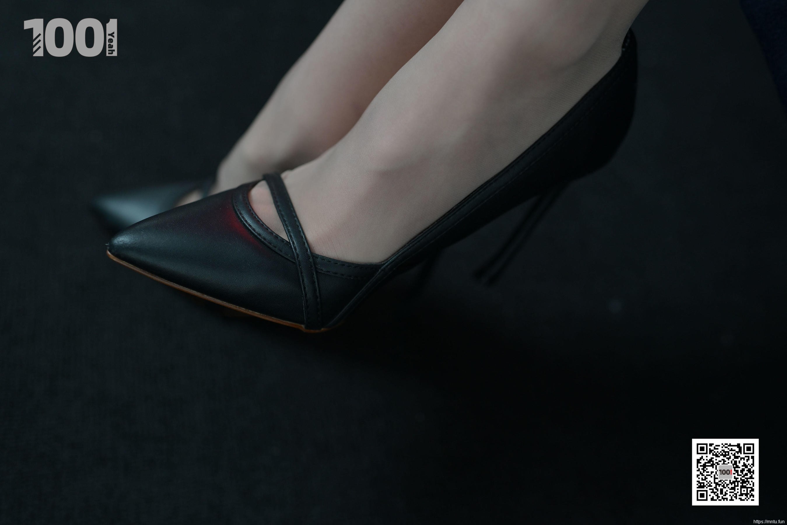 模特真真 《正月初一，拜大年。》 [IESS一千零一夜] 美腿丝足