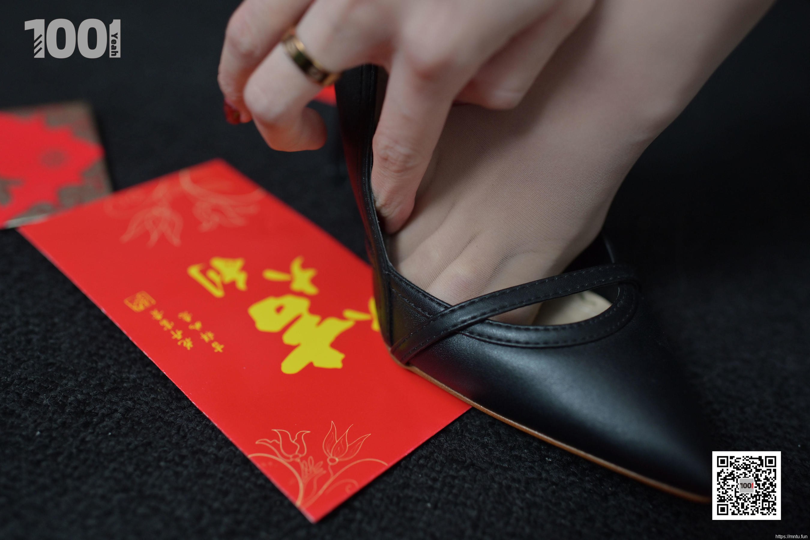 模特真真 《正月初一，拜大年。》 [IESS一千零一夜] 美腿丝足