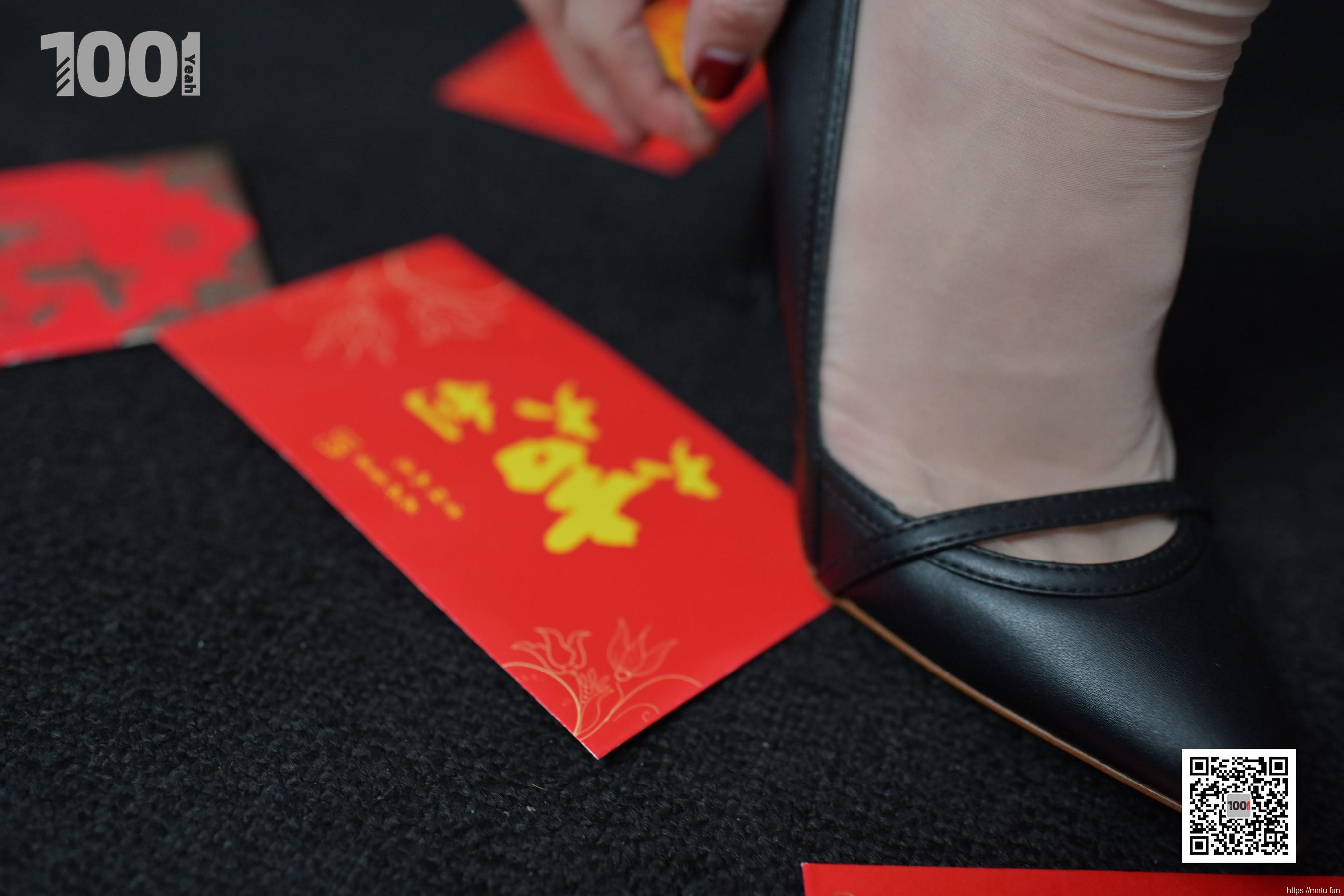 模特真真 《正月初一，拜大年。》 [IESS一千零一夜] 美腿丝足