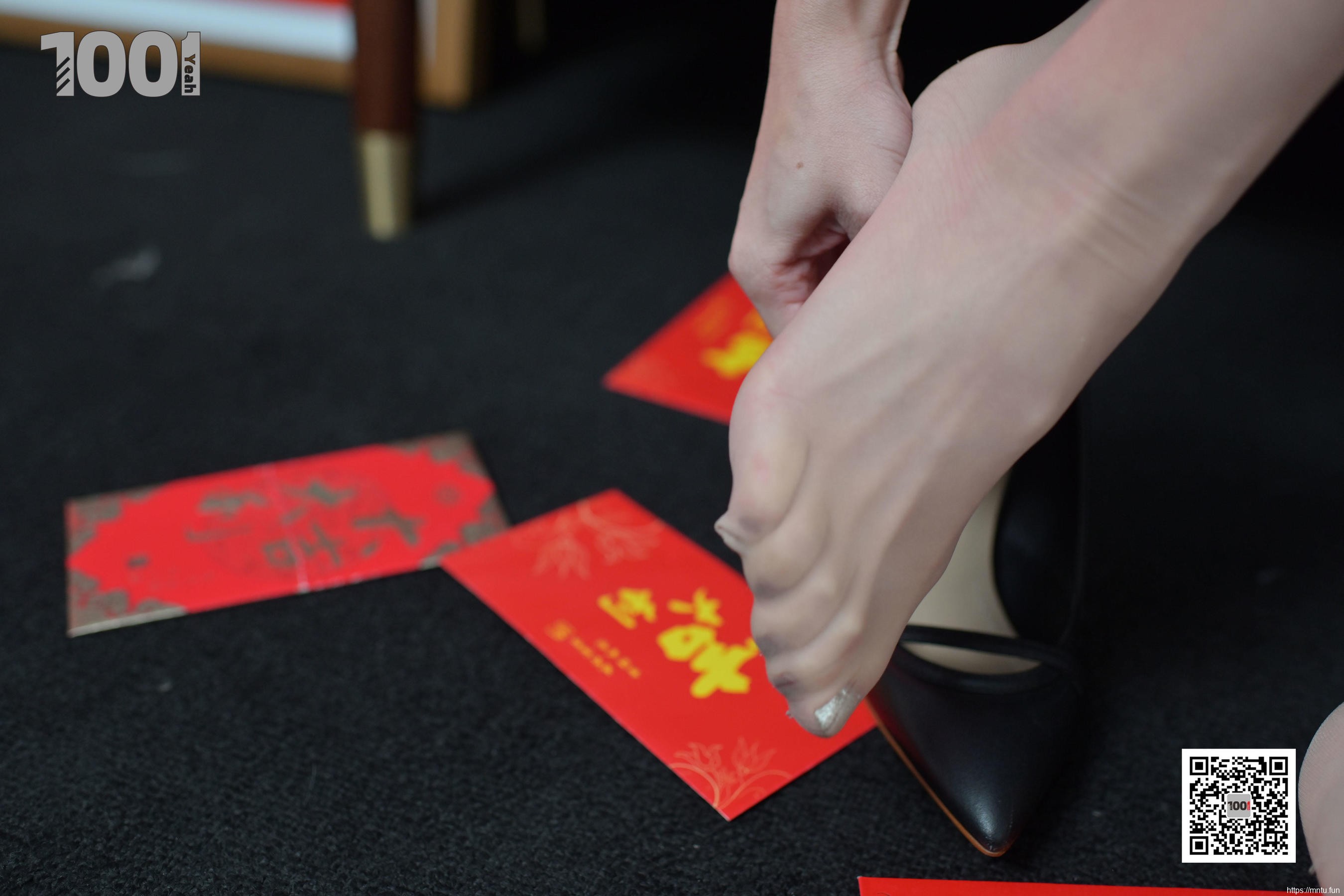 模特真真 《正月初一，拜大年。》 [IESS一千零一夜] 美腿丝足