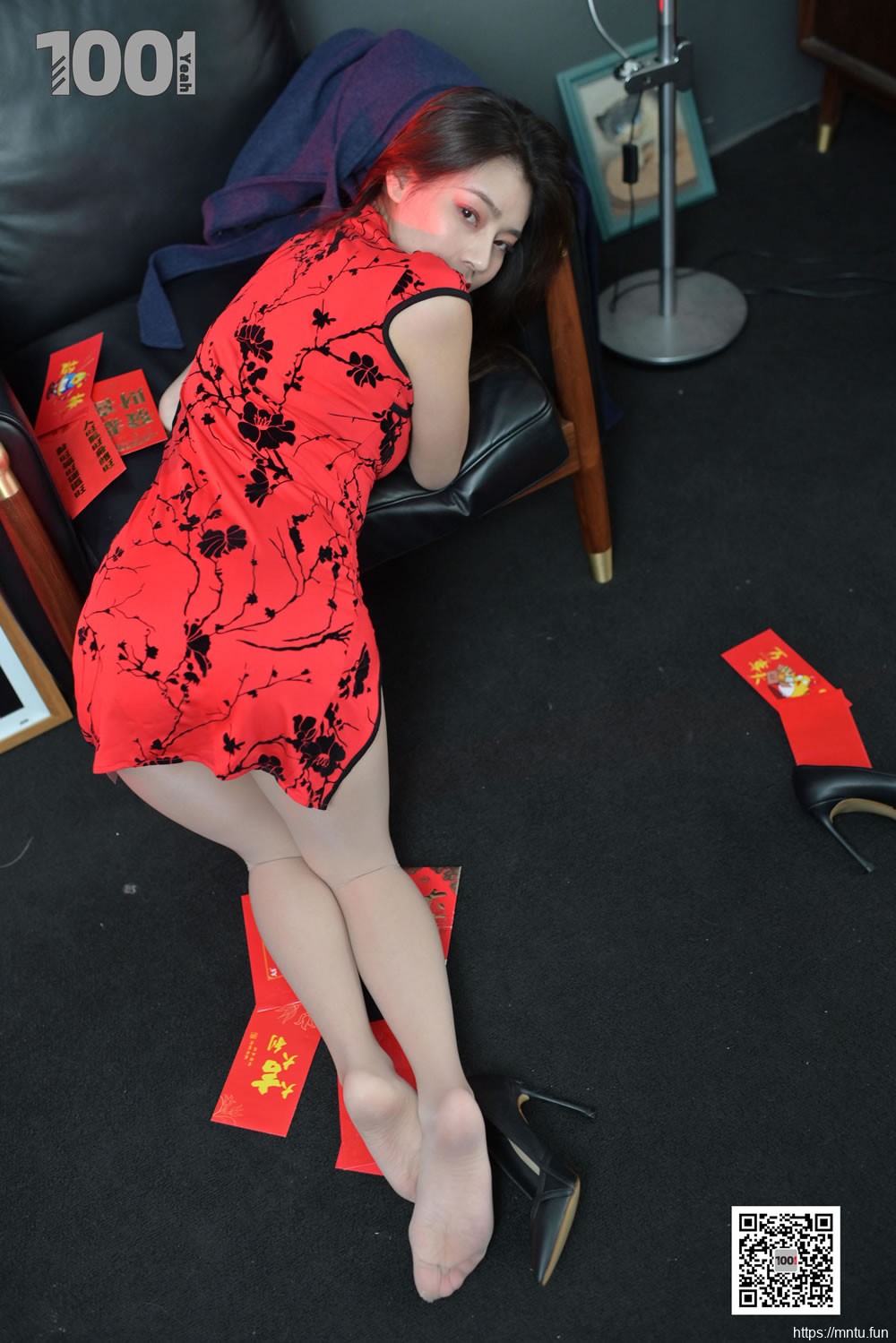 模特真真 《正月初一，拜大年。》 [IESS一千零一夜] 美腿丝足