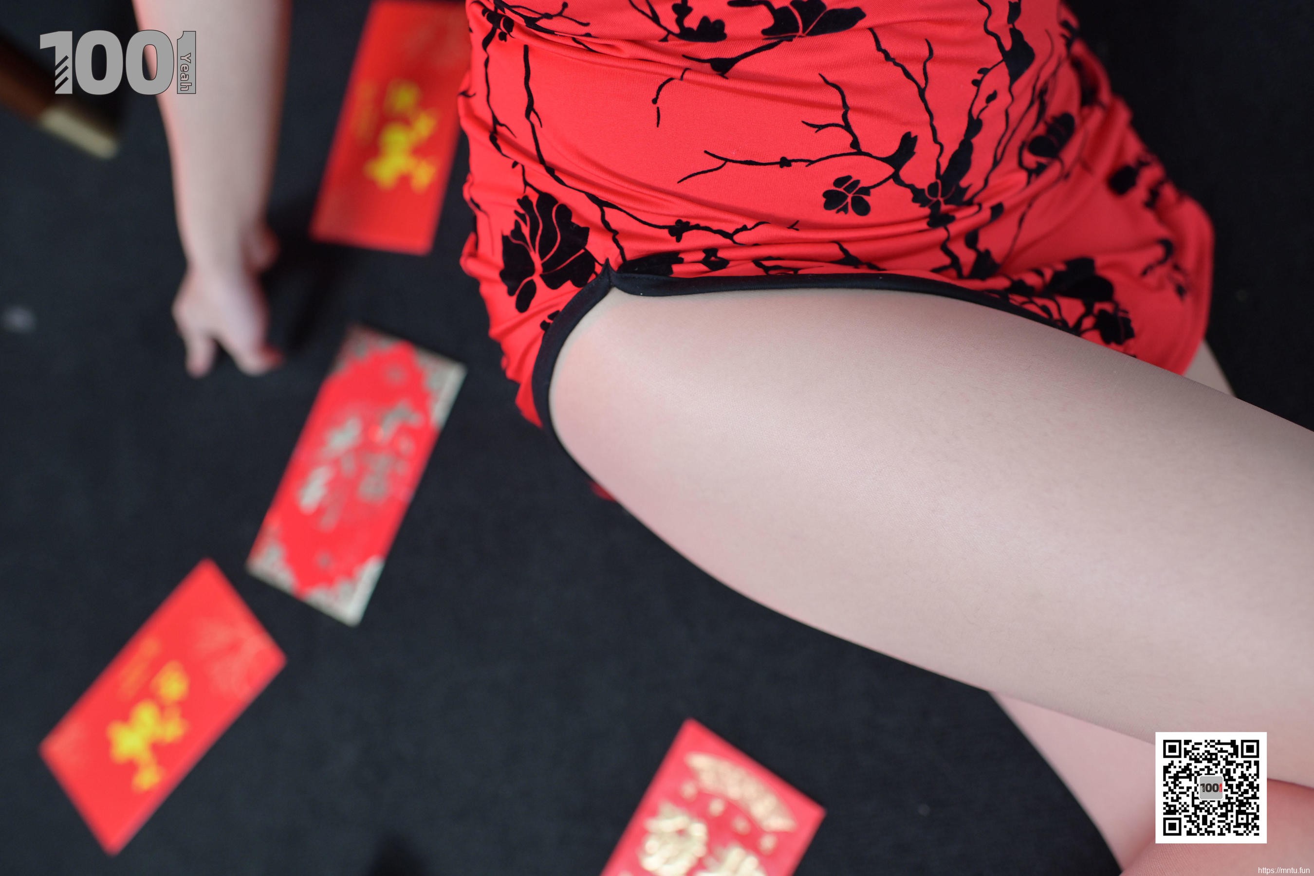 模特真真 《正月初一，拜大年。》 [IESS一千零一夜] 美腿丝足