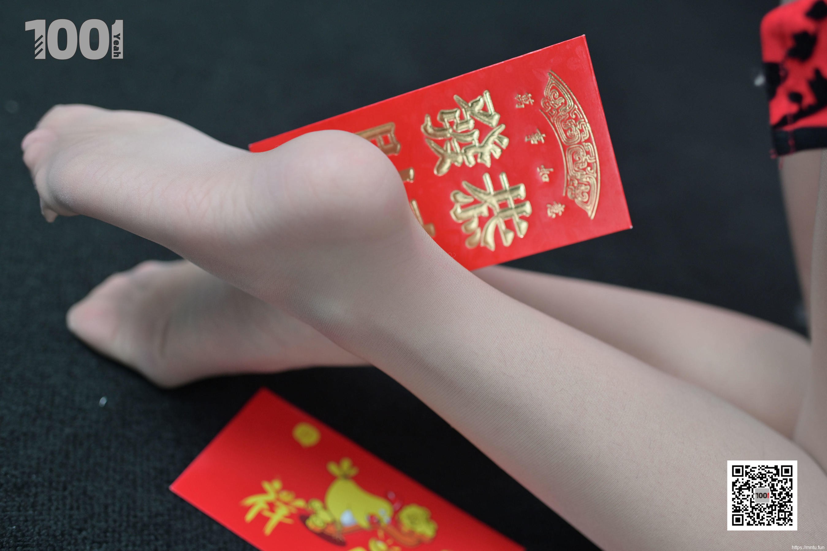 模特真真 《正月初一，拜大年。》 [IESS一千零一夜] 美腿丝足