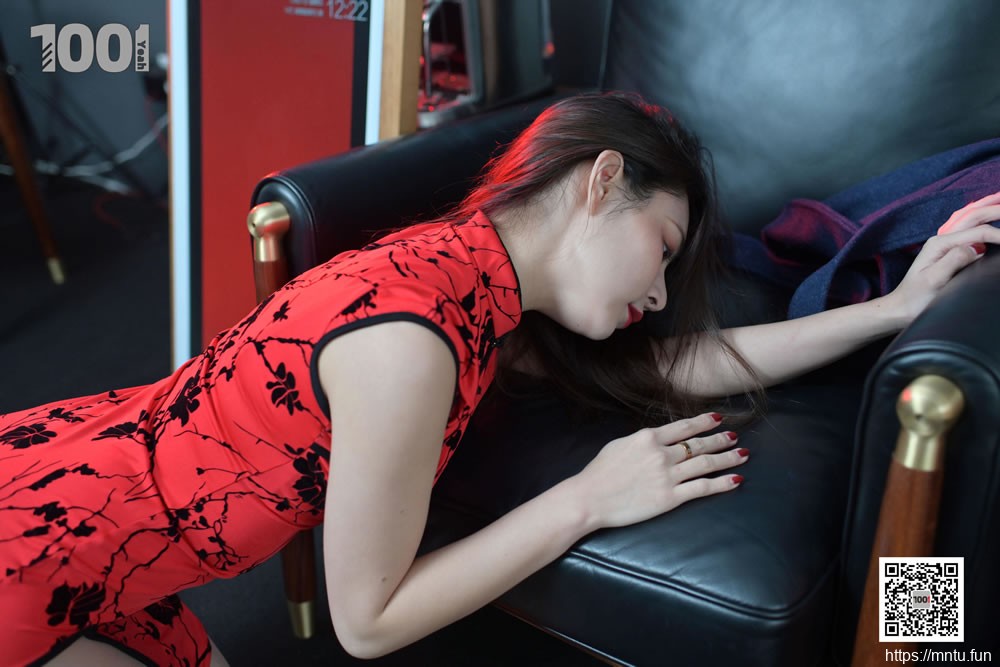 模特真真 《正月初一，拜大年。》 [IESS一千零一夜] 美腿丝足