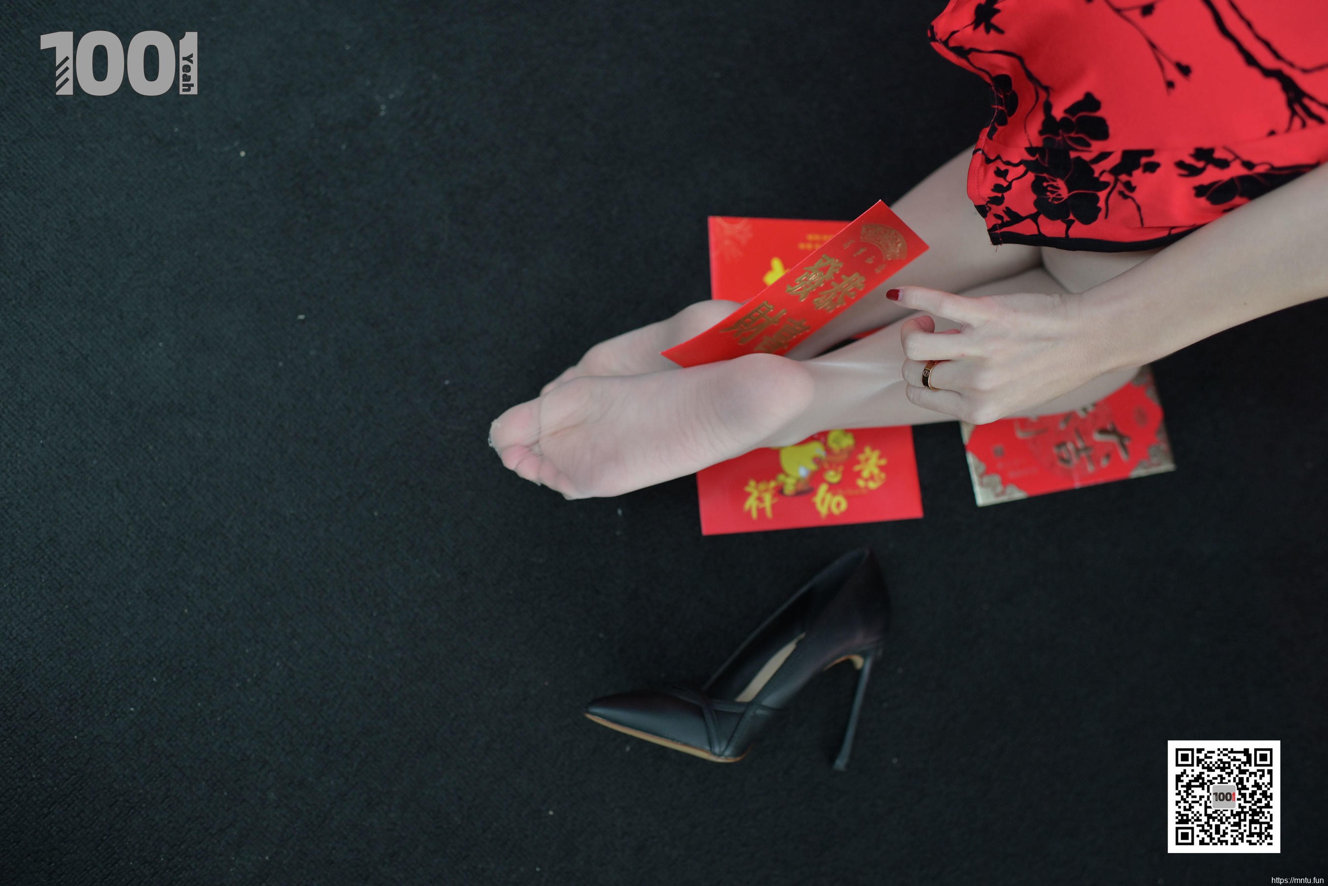 模特真真 《正月初一，拜大年。》 [IESS一千零一夜] 美腿丝足