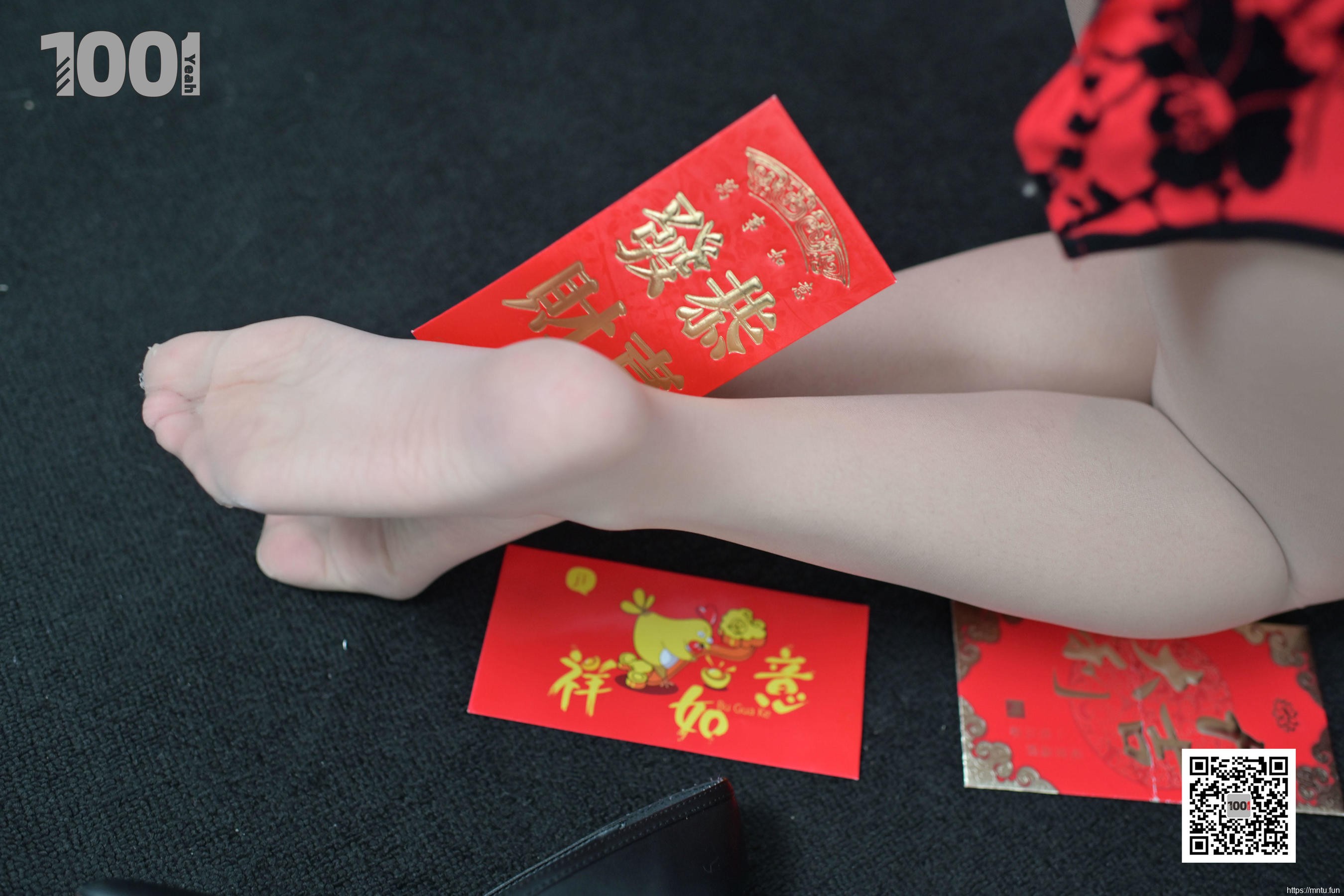 模特真真 《正月初一，拜大年。》 [IESS一千零一夜] 美腿丝足