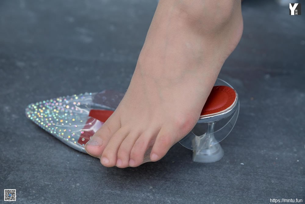 [异思趣向IESS] 模特 秋秋 《女友的家门口》