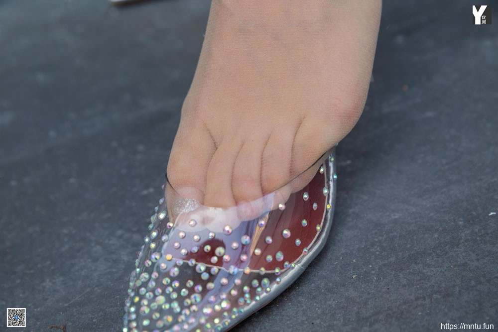 [异思趣向IESS] 模特 秋秋 《女友的家门口》