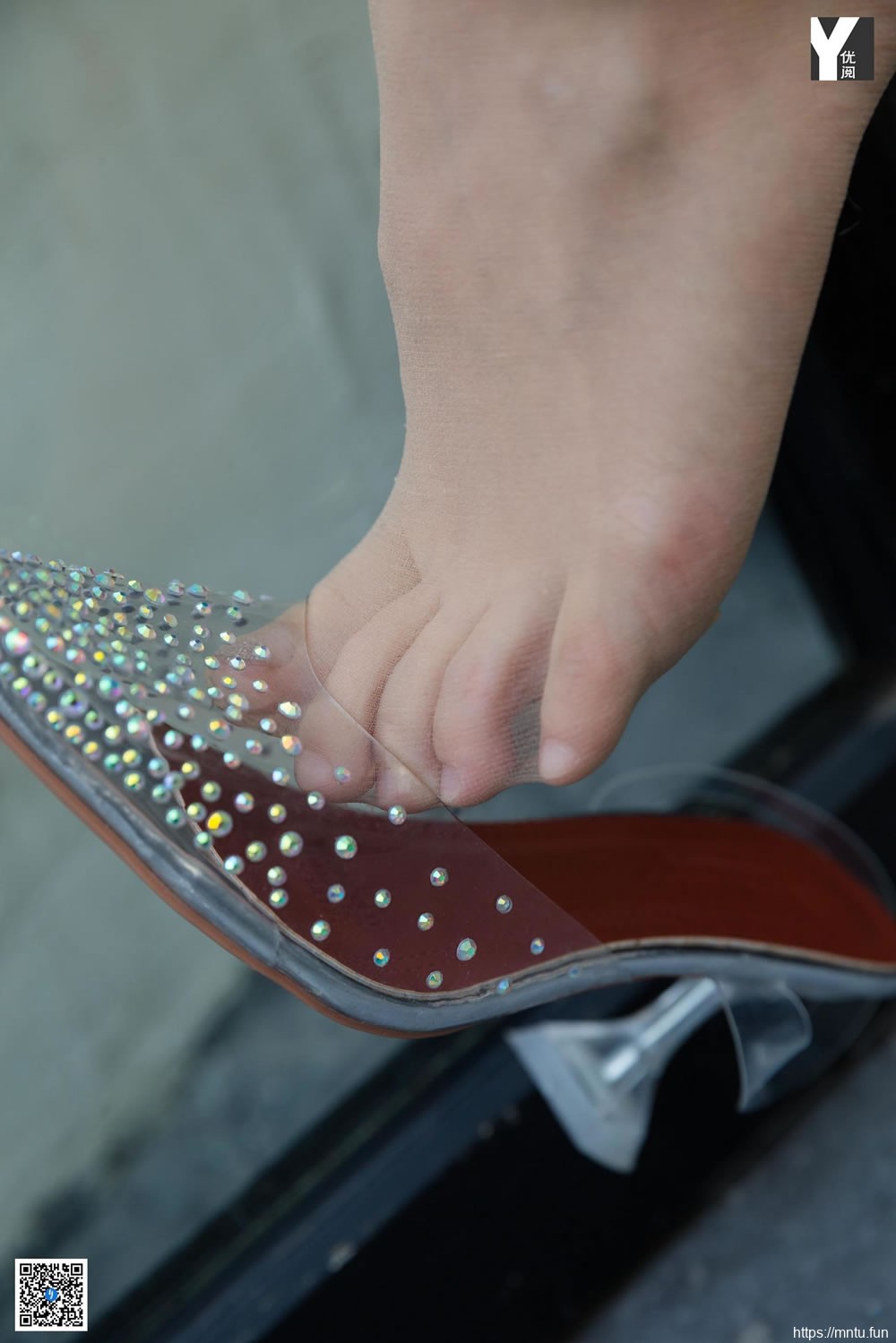 [异思趣向IESS] 模特 秋秋 《女友的家门口》